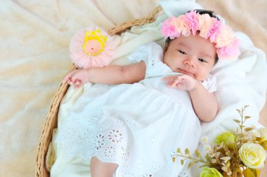 Yeni doğan bebek sepeti veya yatakta uyumak ve gülümseme herkes ile tutmak. Duygu aşk yeni doğan bebek ve anne ve baba tarafından bakmak gerek.