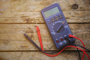 Dijital multimetre ve ahşap masa üzerinde kablolama. özel araçlar teknisyeni iş devre ve elektrik için. teknisyen dijital multimetre Atölye kontrol için kullanın ve onarabilir.