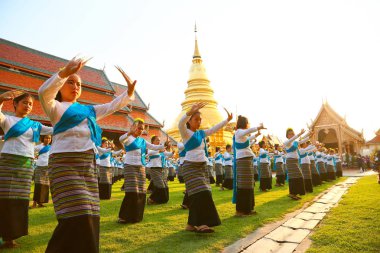 Chiang Mai, Tayland - 16 Mayıs 2016: Chiang Mai 'de Tayland tırnak dansı. Tayland kültürü, dans eden kadınlar ya da tırnak dansı. Tayland kültürünün kuzeyi, turiste dans etmeyi gösteriyor..