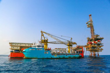 Üretim için açık deniz inşaat platformu. Petrol ve gaz endüstrisi ve sıkı çalışma. Üretim platformu ve işletim süreci kontrol odasından elle ve otomatikman çalışıyor.