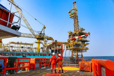 Üretim için açık deniz inşaat platformu. Petrol ve gaz endüstrisi ve sıkı çalışma. Üretim platformu ve işletim süreci kontrol odasından elle ve otomatikman çalışıyor.
