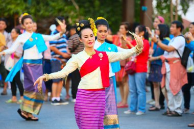 Chiang Mai, Tayland - 16 Mayıs 2016: Chiang Mai 'de Tayland tırnak dansı. Tayland kültürü, dans eden kadınlar ya da tırnak dansı. Tayland kültürünün kuzeyi, turiste dans etmeyi gösteriyor..