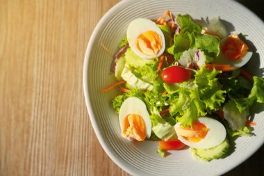 Temiz ve sağlıklı yiyecekler için kahvaltıda meyveli taze salata. Üst görünümde salata ve metin için boş alan.