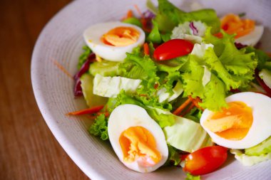 Temiz ve sağlıklı yiyecekler için kahvaltıda meyveli taze salata. Üst görünümde salata ve metin için boş alan.