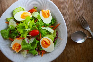 Temiz ve sağlıklı yiyecekler için kahvaltıda meyveli taze salata. Üst görünümde salata ve metin için boş alan.
