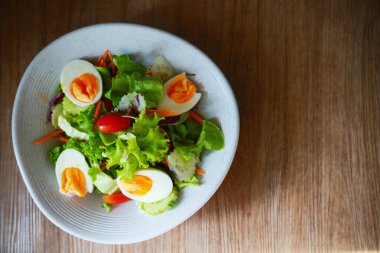 Temiz ve sağlıklı yiyecekler için kahvaltıda meyveli taze salata. Üst görünümde salata ve metin için boş alan.