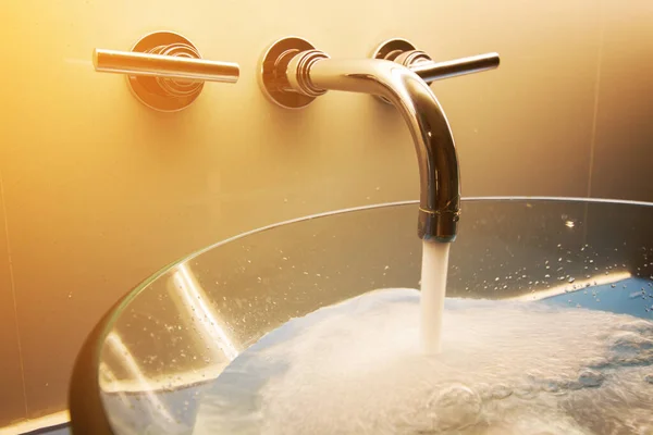 Σταγόνα Νερού Από Βρύση Στο Μπάνιο Για Καθαρισμό Χεριών — Φωτογραφία Αρχείου