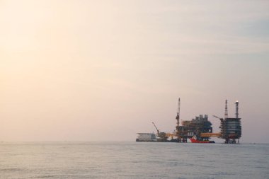 Üretim için açık deniz inşaat platformu. Petrol ve gaz endüstrisi ve sıkı çalışma. Üretim platformu ve işletim süreci kontrol odasından elle ve otomatikman çalışıyor.