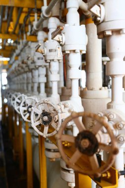 Üretim sürecinde kapakçık kullanma kılavuzu. Üretim süreci sistemi, operatörü açmak ve kapatmak için elle vanayı veya kontrol edilen basınç veya gaz ve petrol akış hızı için vanayı çalıştırır.