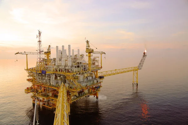 海上石油和天然气生产建设平台 石油和天然气工业及勤劳工作 从控制室用人工和自动功能实现生产平台和操作过程 — 图库照片
