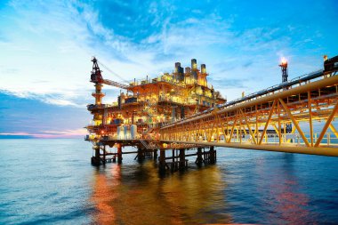 Üretim için açık deniz inşaat platformu. Petrol ve gaz endüstrisi ve sıkı çalışma. Üretim platformu ve işletim süreci kontrol odasından elle ve otomatikman çalışıyor.