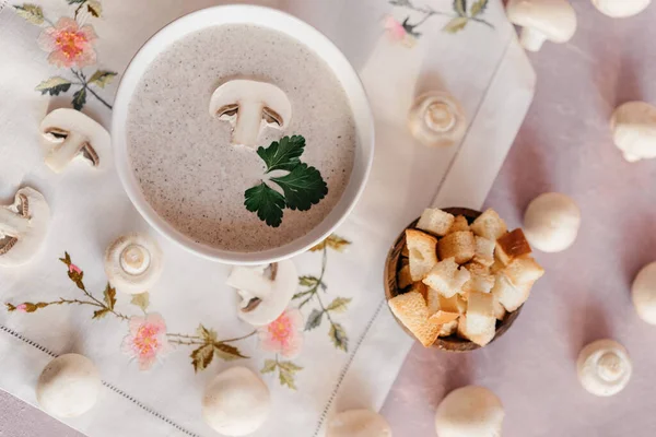 Creamy mushroom cream soup with champignons serving in delicate pink colors — Stock Image Creamy mushroom cream soup with champignons serving in delicate pink colors Stock Photo