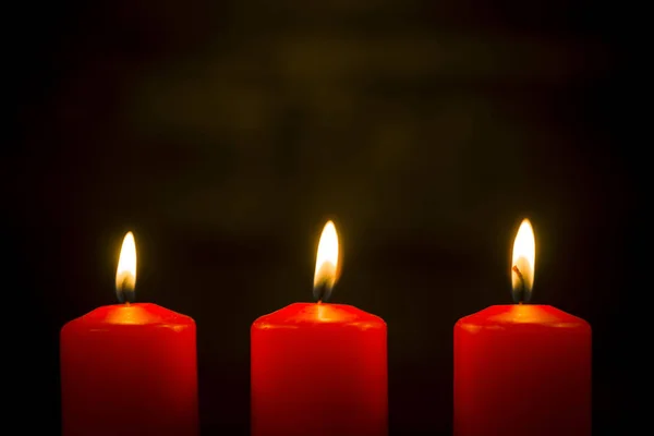 Accese Tre Candele Rosse Uno Sfondo Scuro — Foto Stock