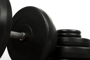 Dumbbell ve izole beyaz bir arka plan üzerinde siyah plakalar