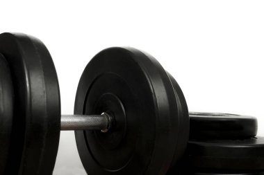 Dumbbell ve izole beyaz bir arka plan üzerinde siyah plakalar