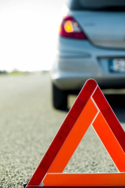 Hasarlı araç arka plan üzerinde bir uyarı üçgeni