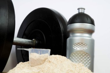 Hortum ve siyah plakalar ve beyaz bir arka plan üzerinde izole besin