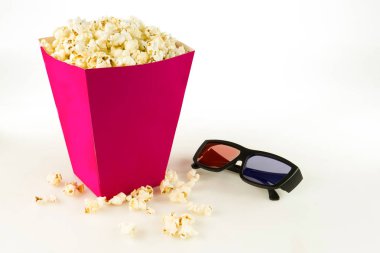 Sinema 3d gözlük, izole beyaz bir arka plan üzerinde patlamış mısır