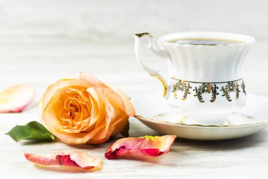 Parlak kırmızı bir arka plan üzerinde beyaz bir arka plan üzerinde bir süsleme ile yükseldi