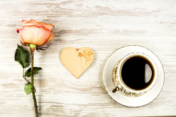 Чашка Кофе Апельсиновая Роза Сердце Фоне Старинных Досок — стоковое фото