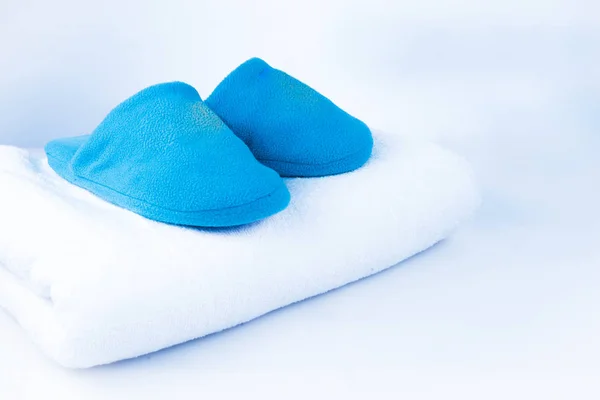 Booties Biru Pada Handuk Putih Pada Latar Belakang Putih Biru — Stok Foto