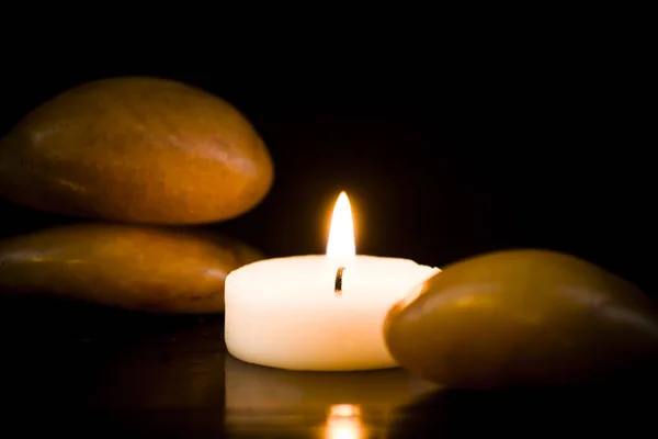 Piedras Brillantes Velas Encendidas Sobre Fondo Oscuro —  Fotos de Stock