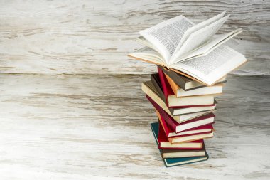 Bir tabloda bir vintage tarzı en iyi renkli kitapların bir yığınına