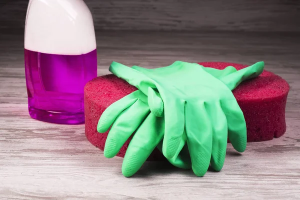 Artiklar För Rengöring Gröna Handskar Liggande Röd Svamp Bakgrund Spray — Stockfoto