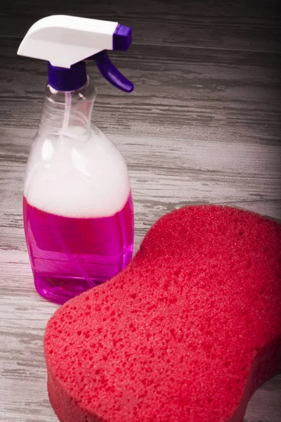 Artiklar För Rengöring Röd Svamp Bakgrunden Spray Med Violett Vätska — Stockfoto