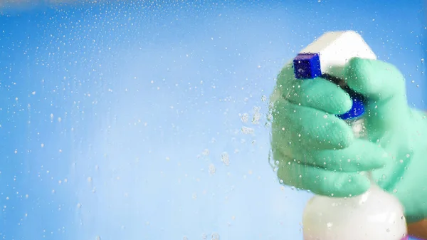 Hand Grön Handske Håller Bricka Tvätta Glaset Blå Bakgrund — Stockfoto