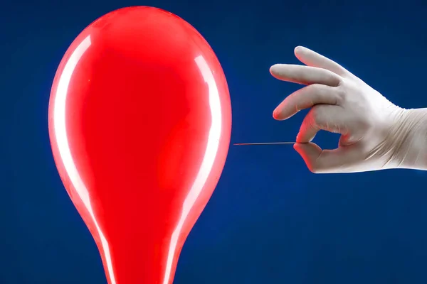 Hand Weißem Handschuh Durchbohrt Einen Roten Ballon — Stockfoto