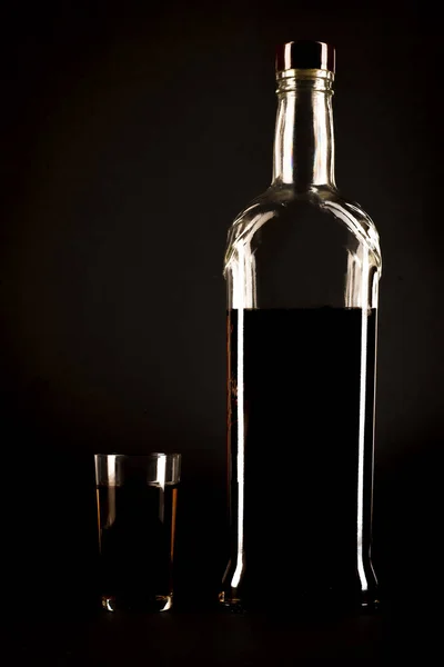 Silhueta Uma Garrafa Álcool Com Copo Fundo Preto Isolado — Fotografia de Stock