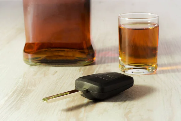 Alkol Araba Anahtarları Bir Cam Bir Şişe Alkol Eski Kurullarında — Stok fotoğraf