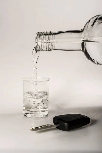 Koncepció Alkohol Autós Kulcsok Üveg Alkohol Régi Deszkák Hatása Alatt — Stock Fotó