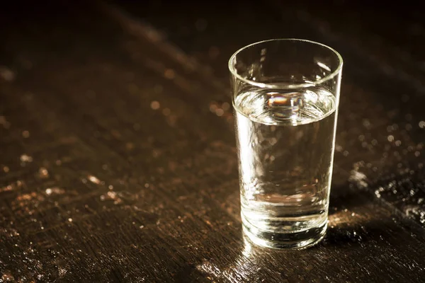 Alkolizm Kavramı Alkol Eski Kurulları Zemin Üzerine Bir Bardak — Stok fotoğraf