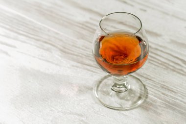 Bardak konyak hafif bir arka plan üzerinde eski kurullarında