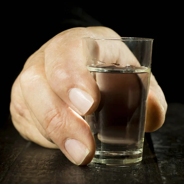 Siyah Bir Zemin Üzerine Bir Elinde Bir Bardak Votka Düzenlenen — Stok fotoğraf