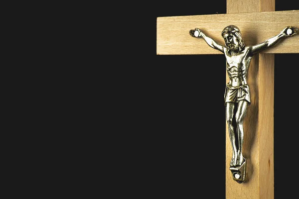 Fragmento Crucifixo Iluminado Marrom Claro Madeira Contra Fundo Preto — Fotografia de Stock