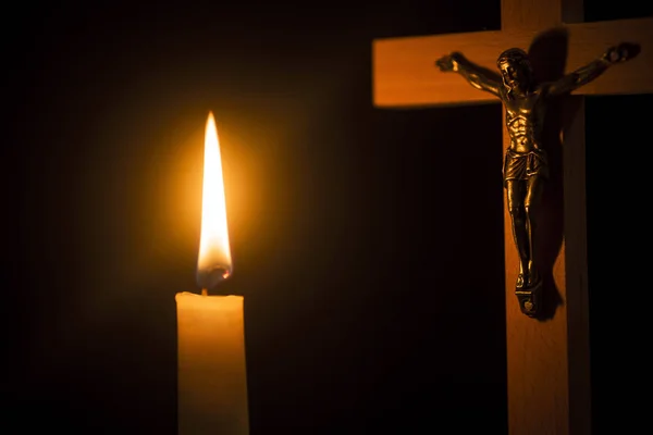 Dřevěný Kříž Zapálené Svíčky Černém Pozadí — Stock fotografie