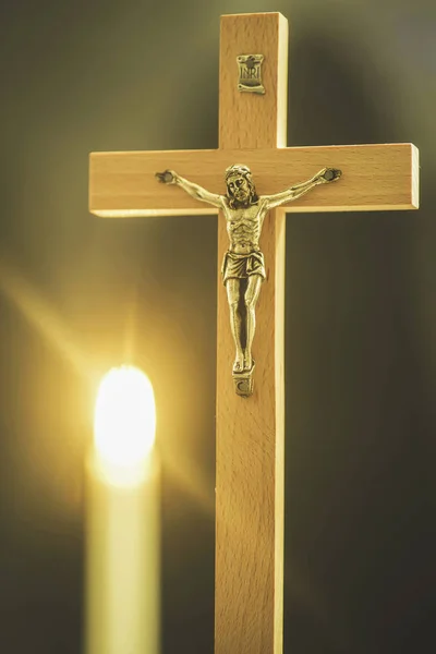 Cruz Madeira Com Velas Acesas Fundo Preto Brilhante — Fotografia de Stock