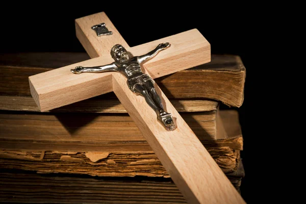 Crucifixo Contra Fundo Livros Placas Antigas — Fotografia de Stock