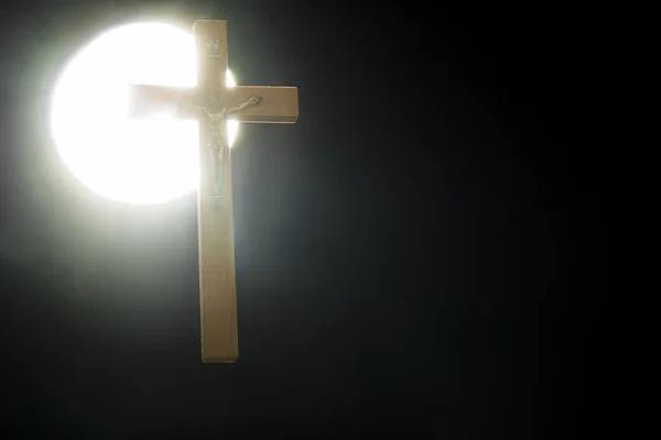 Crucifixo Contra Uma Luz Branca Redonda Contra Fundo Preto — Fotografia de Stock