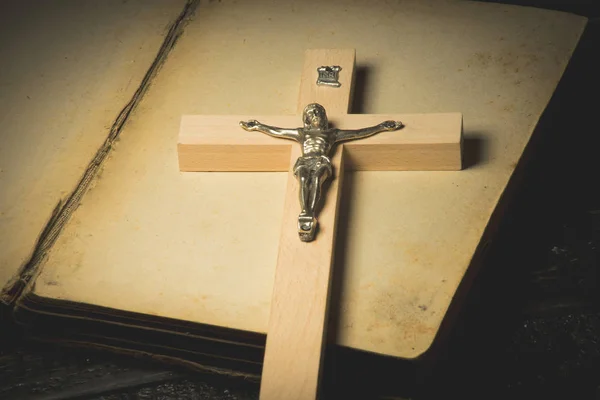 Crucifixo Contra Fundo Livro Aberto Placas Antigas — Fotografia de Stock