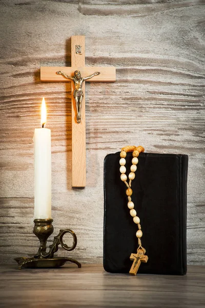 Vela Acesa Crucifixo Livro Com Rosário Fundo Pranchas Estilo Vintage — Fotografia de Stock