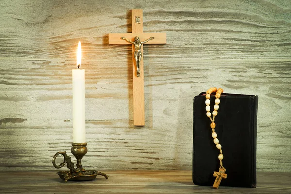 Vela Acesa Crucifixo Livro Com Rosário Fundo Pranchas Estilo Vintage — Fotografia de Stock