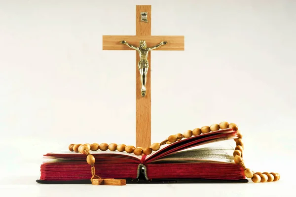 Livro Com Rosário Sobre Fundo Crucifixo Isolado Branco — Fotografia de Stock