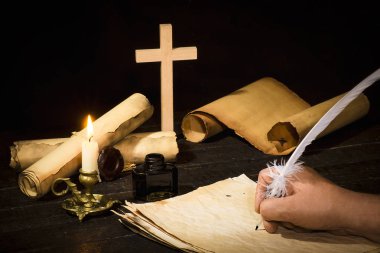 Papirüs arka plan üzerinde bir kalemle yazma yardım kayar, 