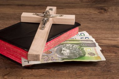 Bir arka plan bir kitabın kurullarında Lehçe banknotlar ile yatan bir haç