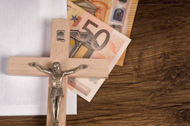 Zarfın üzerinde euro banknot arka planında yatan haç
