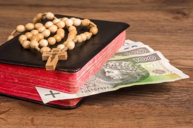 Tespih Lehçe banknotlar ile kitabın arka planına karşı panoları üzerinde yalan